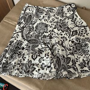 NWT American Living skirt in abstract print. Ruffle like bottom detail, sz 10.